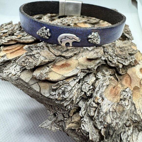 Blue Matelic Leather Zuni Bear Bracelet With Magnetic Fastener - Picture 5 of 6